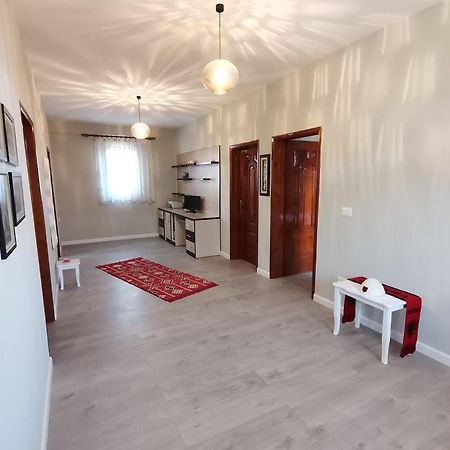 Leatis Apartment ドゥラス エクステリア 写真